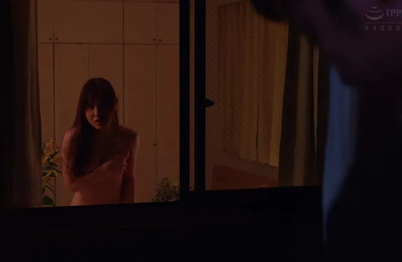 Cô nàng nhà bên Anh xã Gã chồng cạnh nhà thường xuyên thay đồ ở ngay cửa sổ